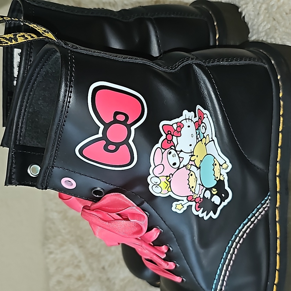 Dr. Martens X Hello Kitty & Friends Boots - Picture 6 of 16